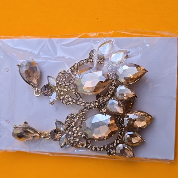 NWOT Crystal Cutout Zinc Alloy Cosplay Costume Earrings - champagne - Picture 2 of 2